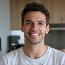 Retrato de Miguel Torres con expresión de satisfacción